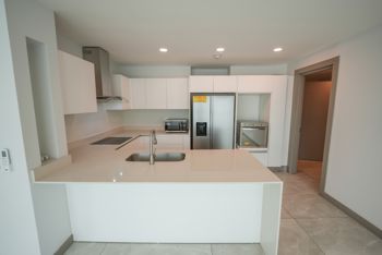 Apartamento de 3 Habitaciones con Línea blanca en Escazú in San Rafael, Escazú, San José — $2,500 - Photo 2 of 23