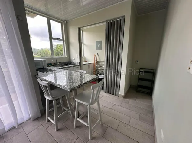 Alquiler de hermoso Loft Amueblado y Equipado con Menaje en Mora-Colón. RAH 27-819 en Colón, Mora, San José — $800 - Foto 3 de 10