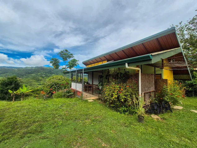 Propiedad Privada con Vistas a las Montañas y Dos Casas en Villa Nueva en El General, Pérez Zeledón, San José — $169,999 - Foto 2 de 37