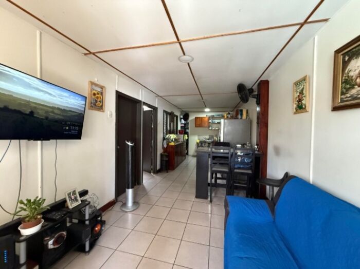 LOCAL COMERCIAL CON APARTAMENTO EN VENTA GOICOCHEA en Calle Blancos, Goicoechea, San José — $235,000