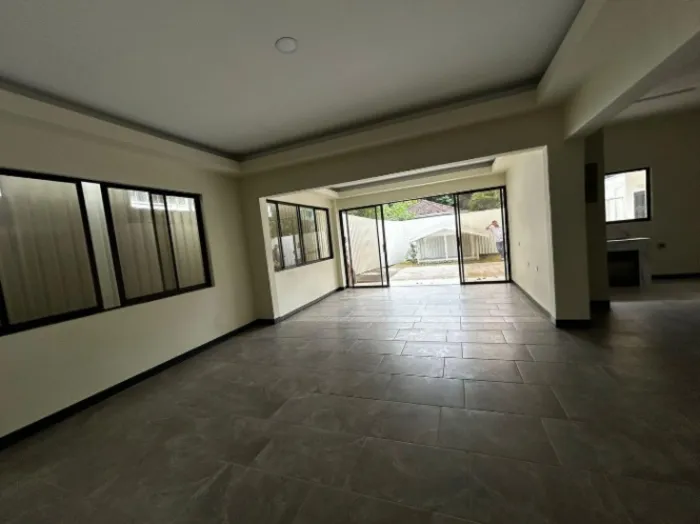 Venta de Casa Independiente en Santa Ana. RAH 26-360 en Santa Ana, San José — $600,000