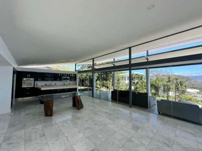 Se alquila casa con lote de mas de 1500m2 en Piedades Santa Ana 26-1102 en Piedades, Santa Ana, San José — $3,750