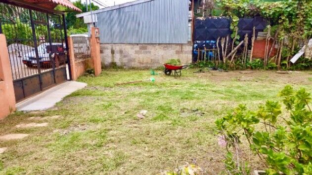 Terreno con Casa y 2 Apartamentos  26-1521. en San Isidro, Heredia — $800,000