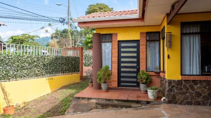Casa de campo de casi 1 acre con grandes vistas del Valle Central en Atenas, Alajuela — $280,000