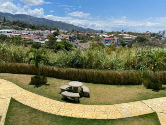 Se vende espaciosa casa de lujo con patio en San Rafael Escazú 25-1633 en San Rafael, Escazú, San José — $360,000