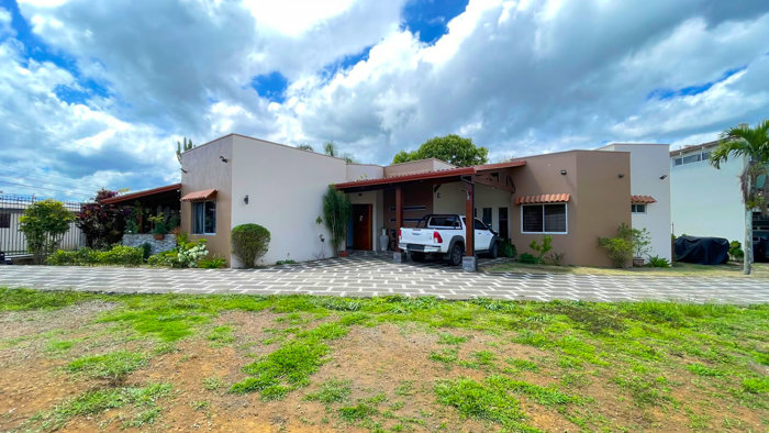 House for Sale in San Ramón, Alajuela en Santa Eulalia, Atenas, Alajuela — $220,000