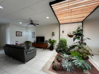 Se alquila espacioso apartamento con jardín en Escazú 26-750 en Escazú, San José — $1,100 - Foto 4 de 13