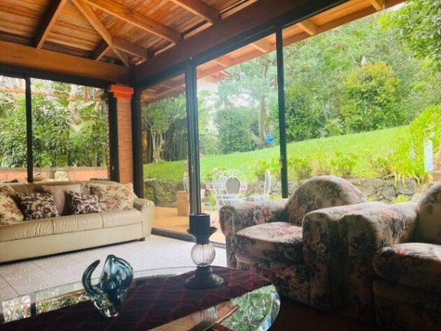 VENTA DE ESPECTACULAR CASA EN SAN RAFAEL DE HEREDIA RODEADO DE NATURALEZA en Ángeles, San Rafael, Heredia — $525,000