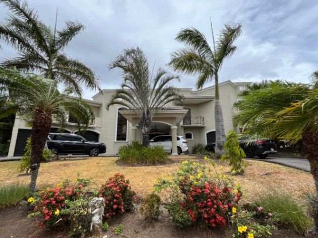 Se vende casa con lote de 1200 m2 en Pozos Santa Ana 25-1961 in Pozos, Santa Ana, San José — $1,750,000