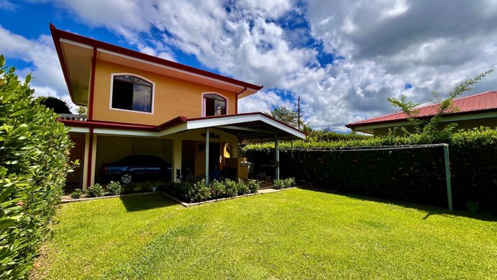 SE VENDE CASA DE ALTA CALIDAD EN LA ESPERANZA DE SAN PEDRO CON AMPLIO TERRENO en Cajón, Pérez Zeledón, San José — $99,000