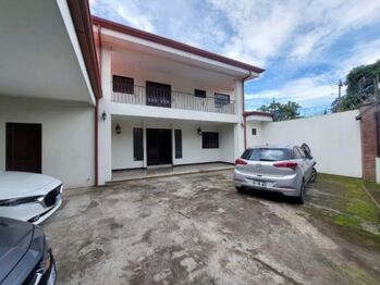 Se vende espaciosa casa con patio y terraza en San Miguel de Heredia 26-693 en Santo Tomás, Santo Domingo, Heredia — $510,000 - Foto 4 de 22
