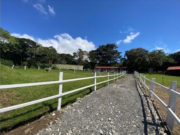 VENTA DE FINCA AGROINDUSTRIAL, HEREDIA, SAN RAFAEL, LOS ÁNGELES en San Rafael, Heredia — ₡ 240 000 000