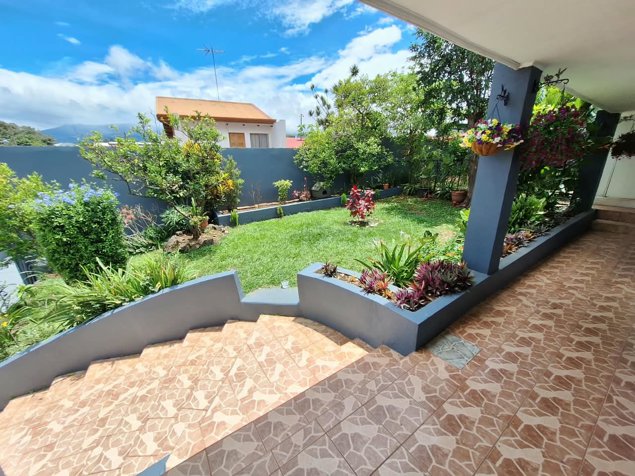 Propiedad Residencial y Comercial con Casa y Apartamento en Heredia — $457,000 - Foto 3 de 16