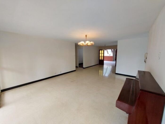 Se vende espaciosa casa con patio en Guadalupe, San José 25-404 en Guadalupe, Goicoechea, San José — $260,000