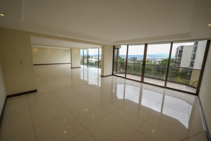 Espacioso Apartamento de 3 Habitaciones en Bello Horizonte en Escazú, San José — $2,900 - Foto 2 de 21