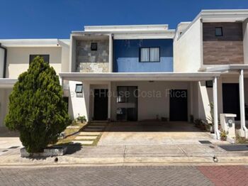 Venta de Casa en Mercedes de Heredia. RAH 26-1796 in Ulloa, Heredia — $260,000 - Photo 4 of 17