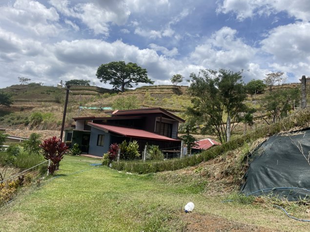Casa en Venta en Grecia – Lote Amplio, Amplias Zonas Verdes en Bolívar, Grecia, Alajuela — $700,000