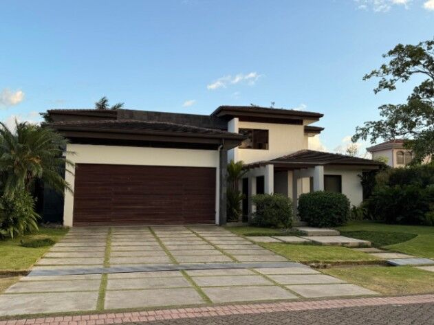 Venta de Espectacular Casa en Alajuela / Mls. 25-1198 OFC JB en Guácima, Alajuela — $850,000
