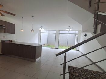 Venta casa en Heredia con 3 habitaciones y patio. en San Miguel, Santo Domingo, Heredia — $250,000 - Foto 4 de 12