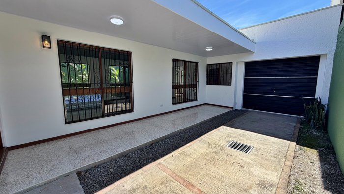 Venta casa remodelada de 1 nivel con jardín, La Guaria, Moravia. (FE) in San Vicente, Moravia, San José — $250,000
