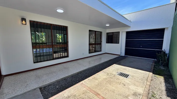 Venta casa remodelada de 1 nivel con jardín, La Guaria, Moravia. (FE) en San Vicente, Moravia, San José — $250,000