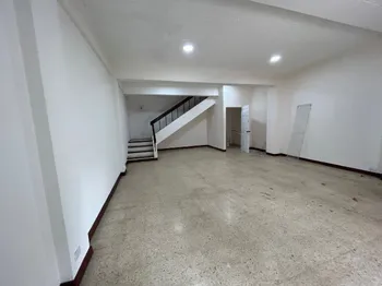 Se alquila local comercial en san José centro 