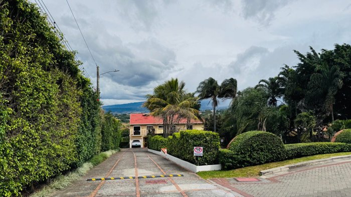 CASA EN VENTA EN SAN RAFAEL ESCAZÙ en San Rafael, Escazú, San José — $540,000