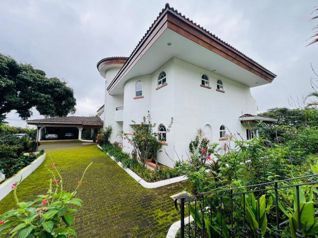 Venta de Majestuosa Casa en Santa Bárbara de Heredia / Mls. 26-622 OFC JB en Santo Domingo, Santa Bárbara, Heredia — $998,000 - Foto 2 de 10