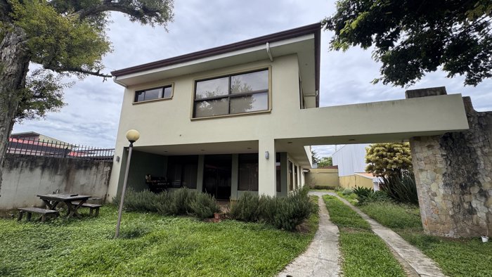 Alquiler de Casa con Amplio Jardín en Curridabat, San José (AD) en Granadilla, Curridabat, San José — $2,500