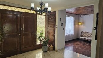 "¡Transforma tu Sueño en Realidad! Casa Ideal en Los Yoses con Potencial Ilimitado" in San Pedro, Montes De Oca, San José — $500,000 - Photo 4 of 32