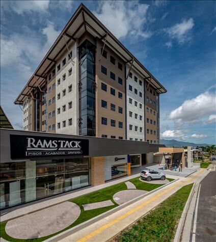 VENTA DE OFICINAS, SAN JOSE, CURRIDABAT, PINARES, OFICENTRO MOMENTUM in Curridabat, San José — $448,197
