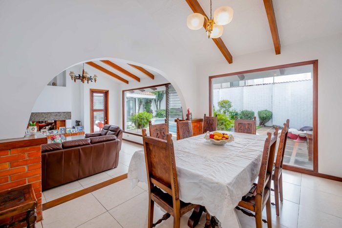 Casa de Una Planta con Piscina en Venta en Trejos Montealegre en San Rafael, Escazú, San José — $475,000 - Foto 2 de 21