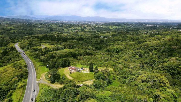 VENTA DE ESPECTACULAR FINCA FRENTE A RUTA 32 MORAVIA, SAN JOSE. in San Jerónimo, Moravia, San José — ₡ 614 000 000 - Photo 2 of 21