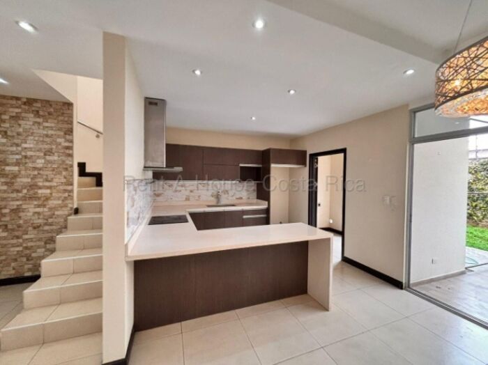 Se Vende linda casa de 3 habitaciones ubicada en Pozos de Santa Ana 26-2221 ( $ 176,000 ) in Pozos, Santa Ana, San José — $176,000