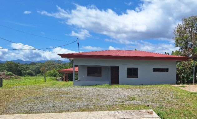 CASA RECIÉN REMODELADA EN VENTA – SANTA ELENA, PÉREZ ZELEDÓN en Cajón, Pérez Zeledón, San José — $120,000