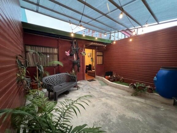 Se vende espaciosa casa con patio en Guadalupe San José 26-635 en Guadalupe, Goicoechea, San José — $160,000