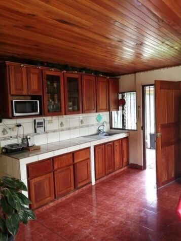 SE VENDE PRECIOSA Y GRANDE PROPIEDAD Y CASA EN ATENAS.  in Mercedes, Atenas, Alajuela — ₡ 115 000 000