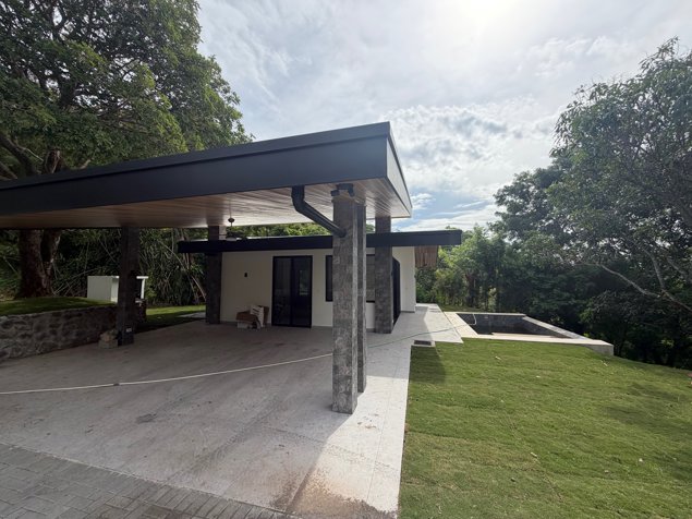 En construcción: casa tropical con acabados modernos. en Atenas, Alajuela — $400,000
