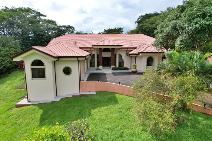 Venta lujosa casa c/piscina y rancho, Hacienda Vieja, Orotina. (FAU) en Hacienda Vieja, Orotina, Alajuela — $750,000