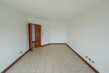 Apartamento de 1 piso con 3 habitaciones + Oficina en Villa Real en Pozos, Santa Ana, San José — $3,500 - Foto 5 de 22