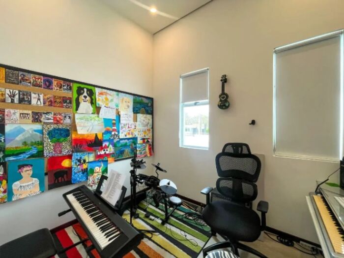 VENTA DE CASA DE 3 NIVELES COMO NUEVA EN CONDOMINIO NUVO - SANTA ANA en Santa Ana, San José — $435