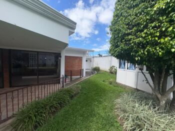 Alquiler de Estupenda Casa en Escazú / JB OFC Mls. 25-1215 en San Rafael, Escazú, San José — $2,500 - Foto 4 de 27