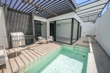 Casa de una Planta con 3 Habitaciones y Piscina en Santa Ana en Pozos, Santa Ana, San José — $550,000 - Foto 3 de 23