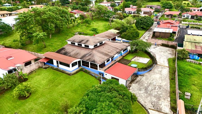 CASA GRANDE EN VENTA EN SAN JOAQUÍN DE HEREDIA in San Joaquín, Flores, Heredia — $950,000 - Photo 2 of 48