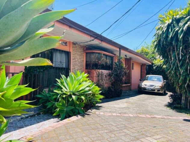 Venta de 2 casas en lote de 1709 m2 en San Rafael Heredia in San Josecito, San Rafael, Heredia — $379,000