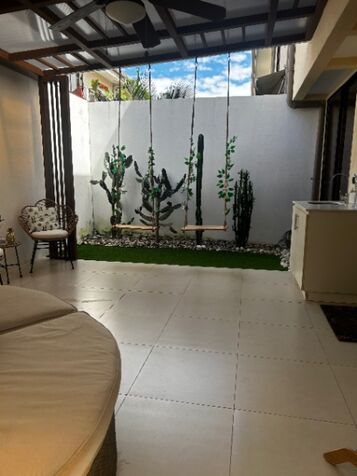 Hermosa casa esquinera, amplia terraza in Colón, Mora, San José — $245,500