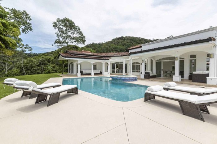 Lujosa propiedad Llave en Mano con Piscina en Puriscal in Mercedes Sur, Puriscal, San José — $980,000 - Photo 3 of 42