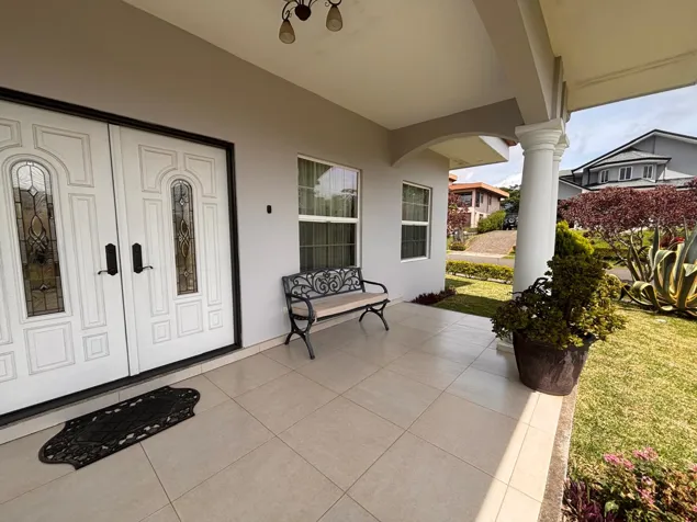 Spacious House for Sale in an Exclusive Condominium in San Isidro de Heredia in Concepción, San Isidro, Heredia — ₡ 300 000 000 - Photo 2 of 12