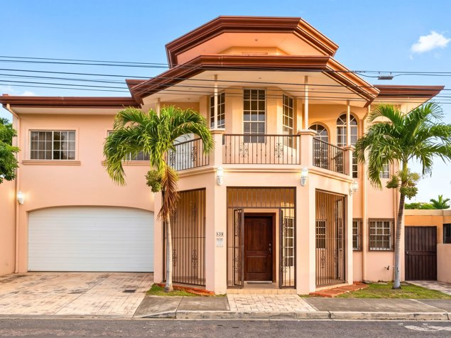 Casa en renta con piscina privada en Cariari, Belén | US$2.900 in La Asunción, Belén, Heredia — $2,900