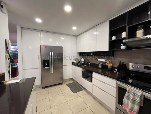 CASA EN VENTA EN SAN RAFAEL ESCAZÙ en San Rafael, Escazú, San José — $240,000